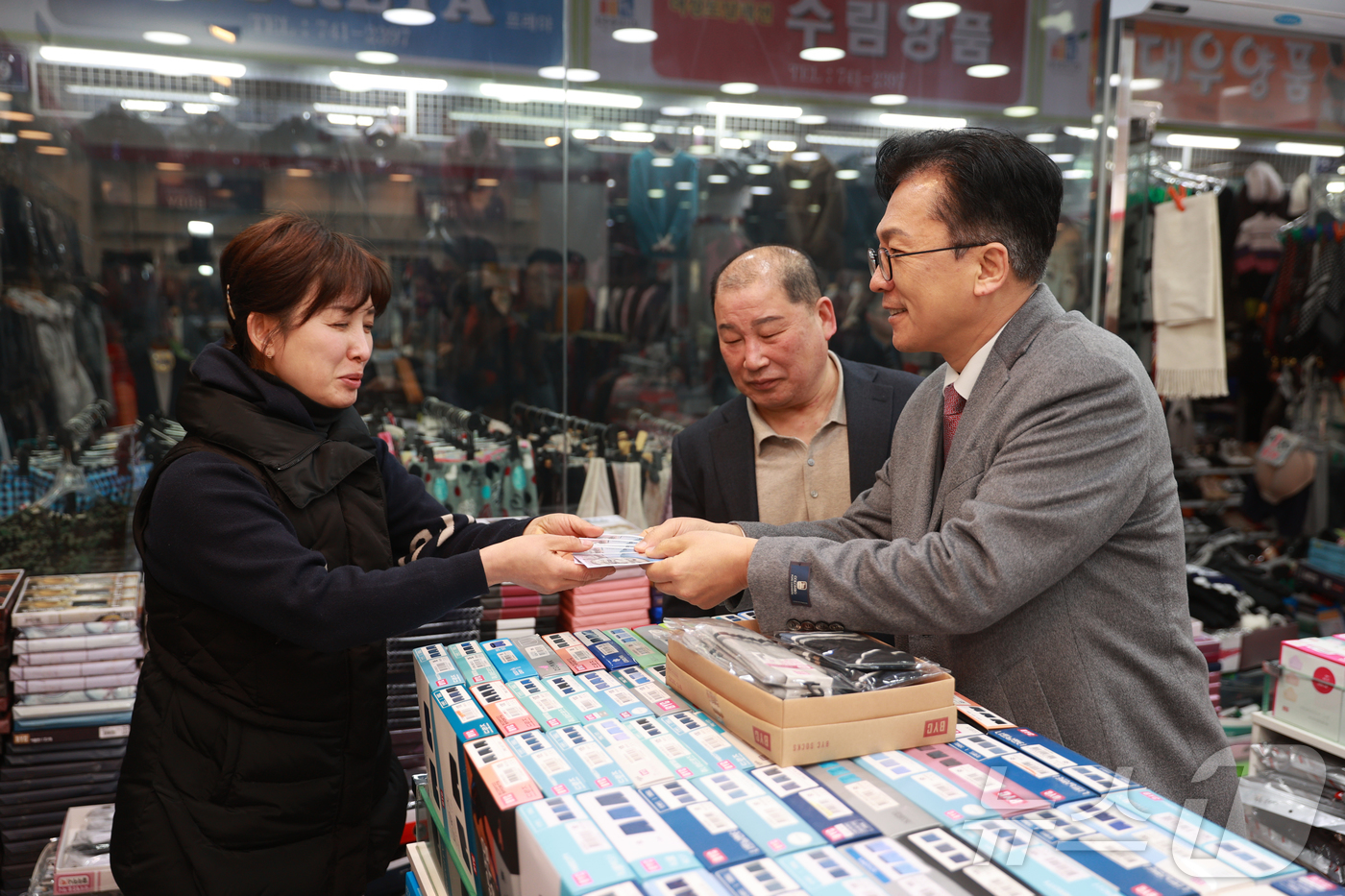 (서울=뉴스1) = 이병권 중소벤처기업부 제2차관이 24일 경남 진주 중앙시장을 방문해 점포를 둘러보고 있다. (중소벤처기업부 제공. 재판매 및 DB 금지) 2026.2.24/뉴스 …