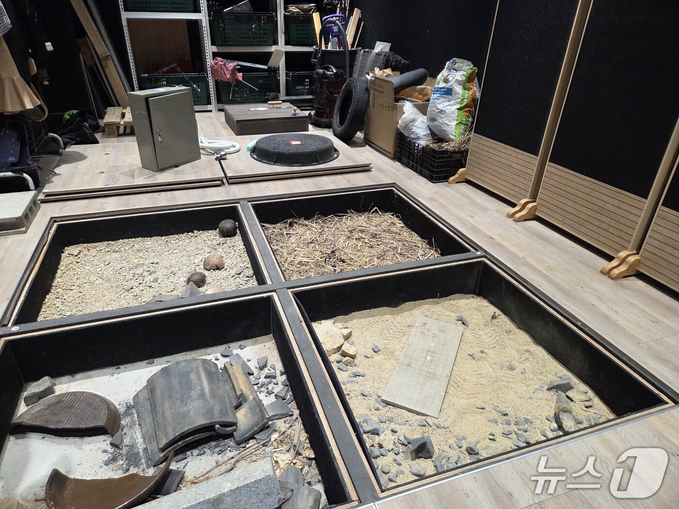 본문 이미지 - 펄어비스 폴리사운드 스튜디오. 모래와 자갈, 지푸라기, 깨짓 기왓장 등이 바닥에 배치돼 있었다. 2026.02.24./뉴스1 ⓒNews1 김정현 기자