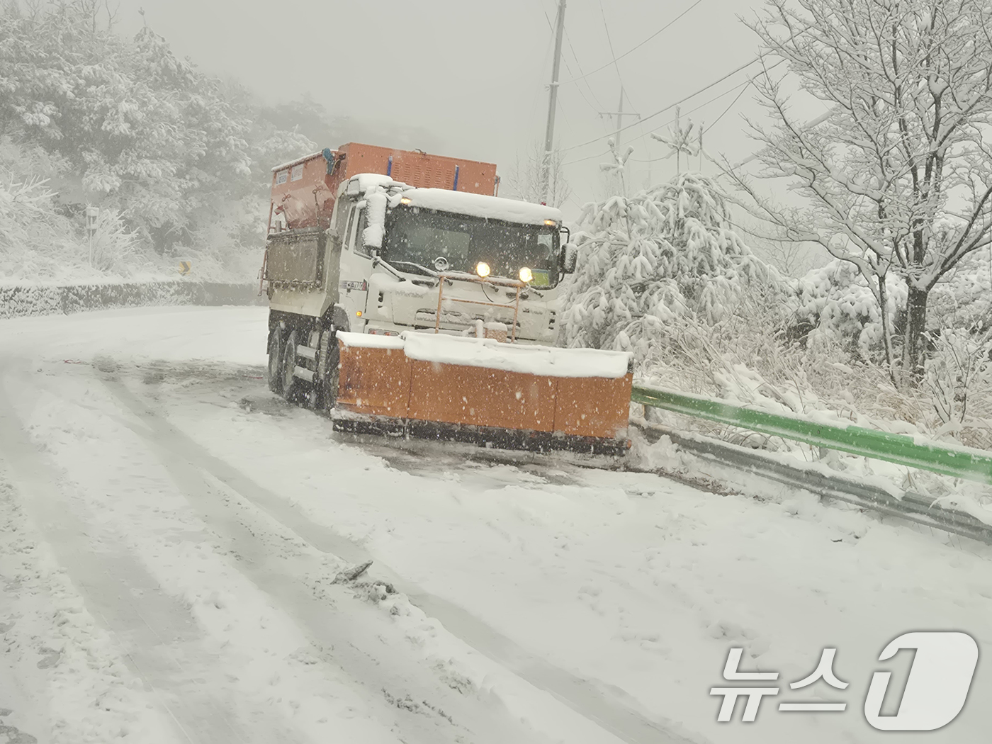 (포항=뉴스1) 최창호 기자 = 24일 오후 경북 포항시 북구 죽장면으로 들어가는 성법재 등 주요 도로에서 제설작업을 하고 있다.(독자제공, 재판매 및 DB금지) 2026.2.24 …