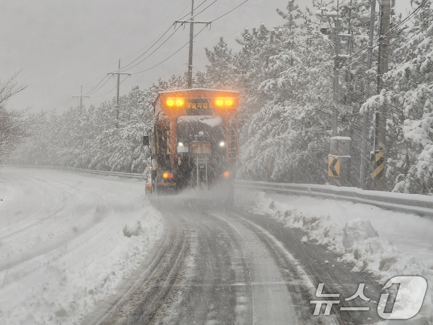 (포항=뉴스1) 최창호 기자 = 24일 오후 경북 포항시 북구 죽장면으로 들어가는 성법재 등 주요 도로에서 제설작업을 하고 있다.(독자제공, 재판매 및 DB금지) 2026.2.24 …