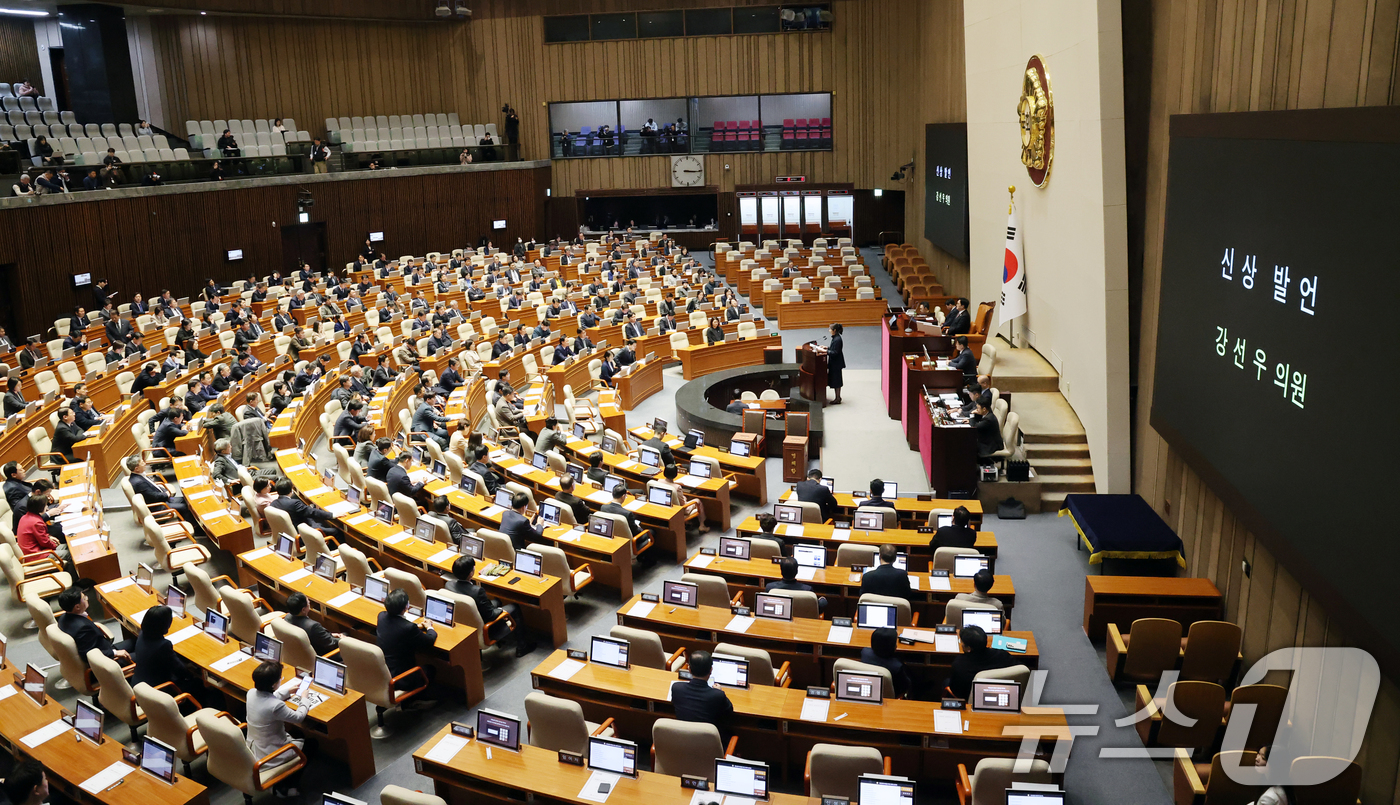 (서울=뉴스1) 이승배 기자 = 공천헌금 의혹으로 구속영장이 청구된 강선우 무소속 의원이 24일 서울 여의도 국회에서 열린 제432회국회(임시회) 8차 본회의에서 신상발언하고 있다 …