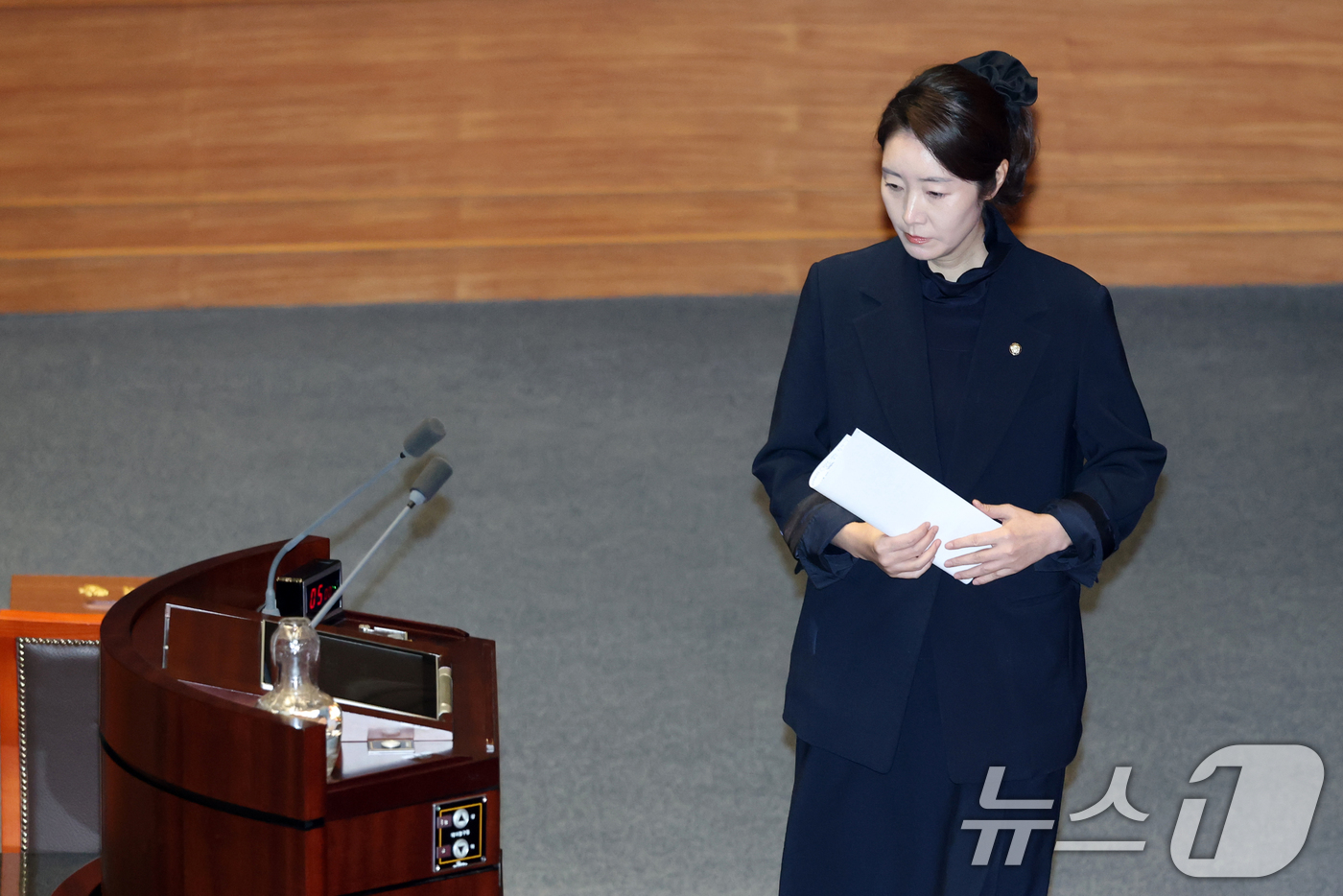 (서울=뉴스1) 이승배 기자 = 공천헌금 의혹으로 구속영장이 청구된 강선우 무소속 의원이 24일 서울 여의도 국회에서 열린 제432회국회(임시회) 8차 본회의에서 신상발언을 위해 …