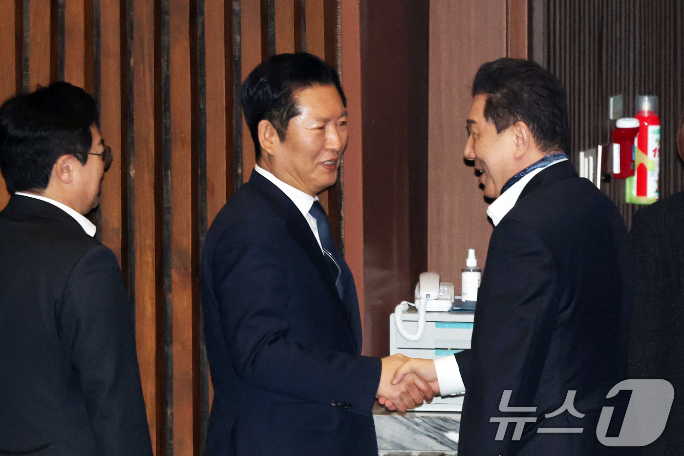 (서울=뉴스1) 이승배 기자 = 김병기 무소속 의원이 24일 서울 여의도 국회에서 열린 제432회국회(임시회) 8차 본회의에서 공천헌금 의혹으로 구속영장이 청구된 강선우 무소속 의 …