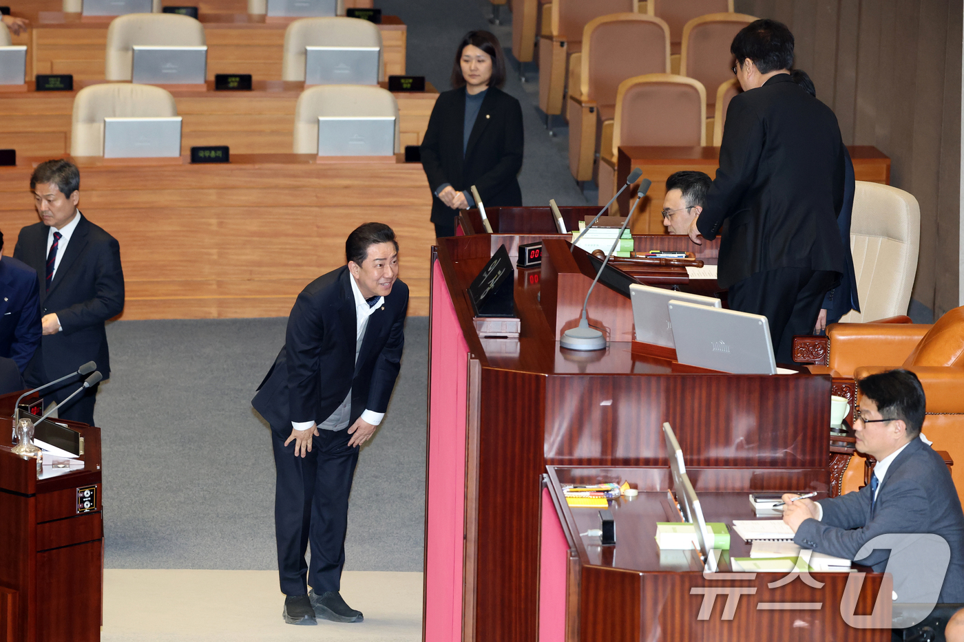 (서울=뉴스1) 이승배 기자 = 김병기 무소속 의원이 24일 서울 여의도 국회에서 열린 제432회국회(임시회) 8차 본회의에서 공천헌금 의혹으로 구속영장이 청구된 강선우 무소속 의 …