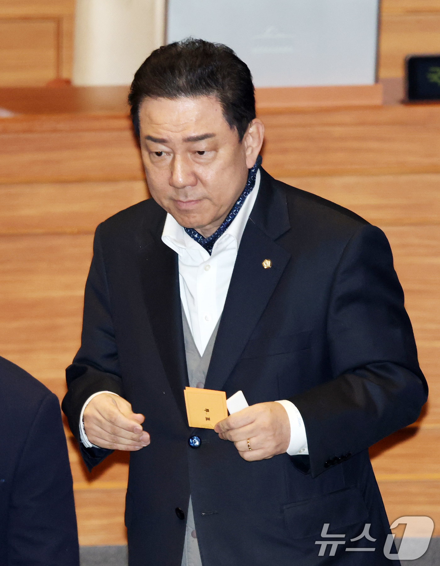 (서울=뉴스1) 이승배 기자 = 김병기 무소속 의원이 24일 서울 여의도 국회에서 열린 제432회국회(임시회) 8차 본회의에서 공천헌금 의혹으로 구속영장이 청구된 강선우 무소속 의 …