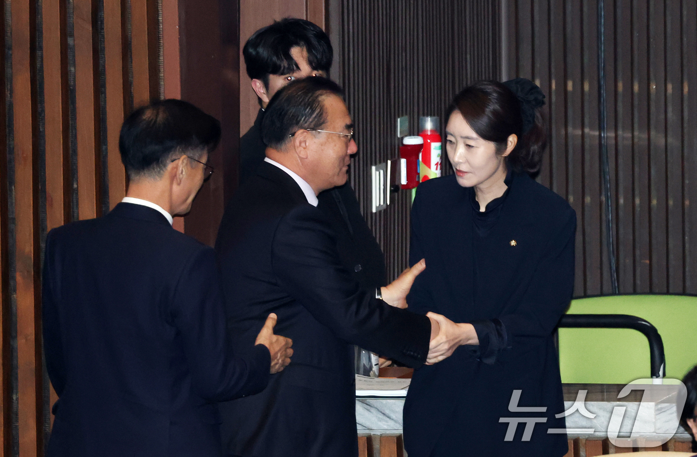 (서울=뉴스1) 이승배 기자 = 공천헌금 의혹으로 구속영장이 청구된 강선우 무소속 의원이 24일 서울 여의도 국회에서 열린 제432회국회(임시회) 8차 본회의에서 본인의 체포동의안 …