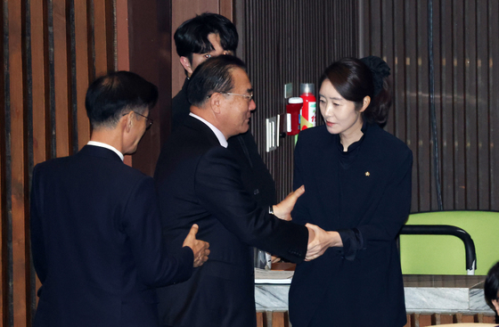 의원들과 인사하는 강선우 의원