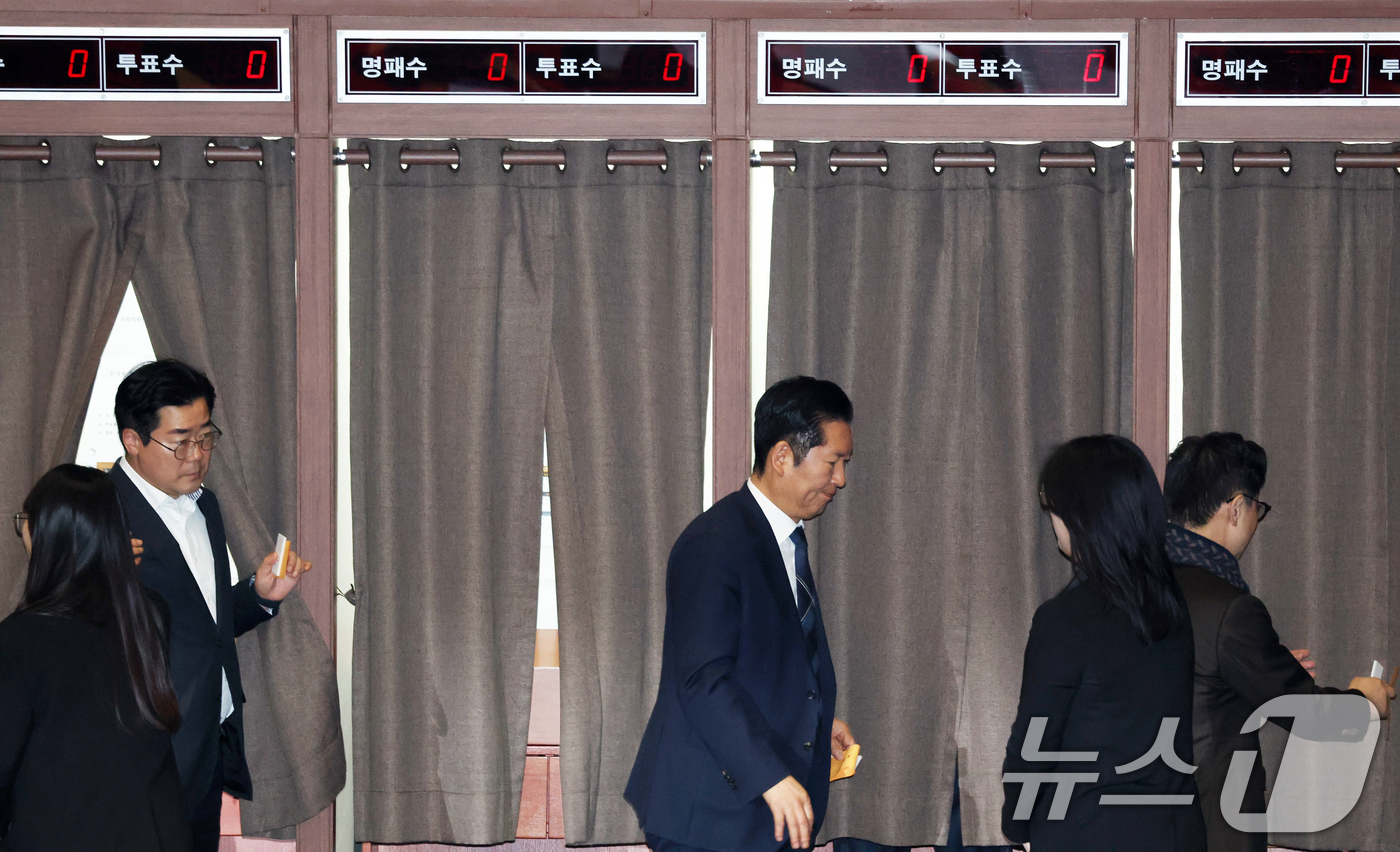 (서울=뉴스1) 이승배 기자 = 정청래 더불어민주당 대표가 24일 서울 여의도 국회에서 열린 제432회국회(임시회) 8차 본회의에서 공천헌금 의혹으로 구속영장이 청구된 강선우 무소 …