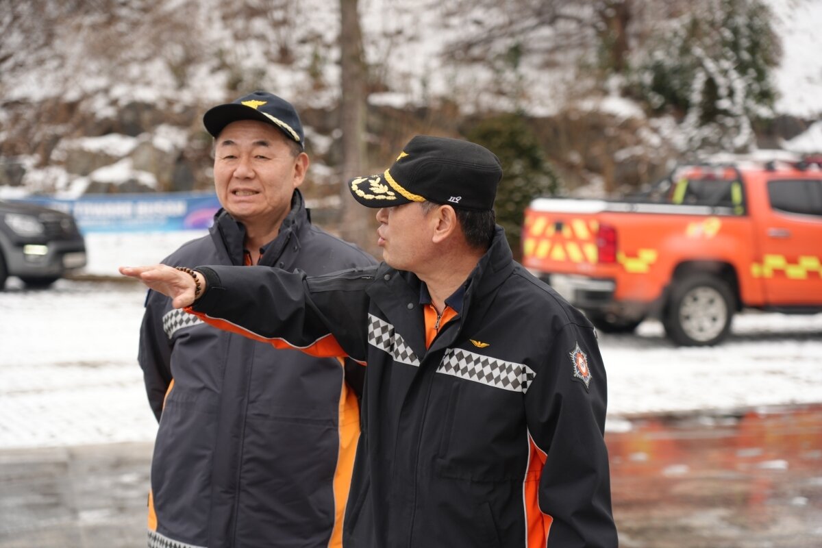 본문 이미지 - 김용수 세종소방본부장(왼쪽)이 대설주의보와 관련해 현장점검을 하고 있다. (세종소방본부 제공. 재판매 및 DB 금지)/뉴스1