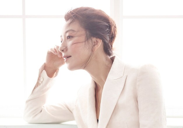 김희애, KBS 대기획 다큐 '성물' 내레이터 발탁…믿음의 목소리 전한다