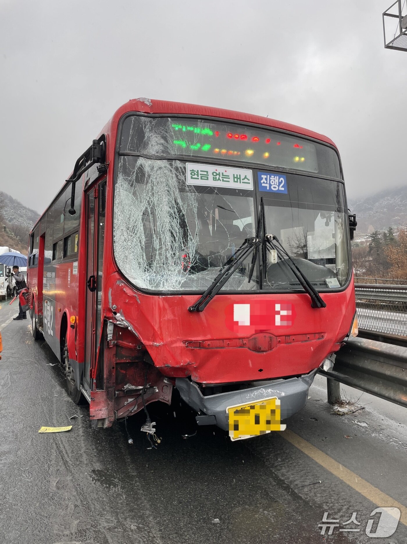 본문 이미지 - 24일 오후 3시30분쯤 대구 달성군 유가읍 테크노폴리스 도로에서 버스 1대가 미끄러지면서 사고가 나 승객 등 3명이 경상을 입어 병원으로 이송됐다.(대구소방안전본부 제공. 재판매 및 DB금지)