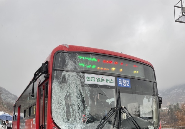 대구 달성서 시내버스 눈길 미끄러져 사고…승객 등 3명 부상