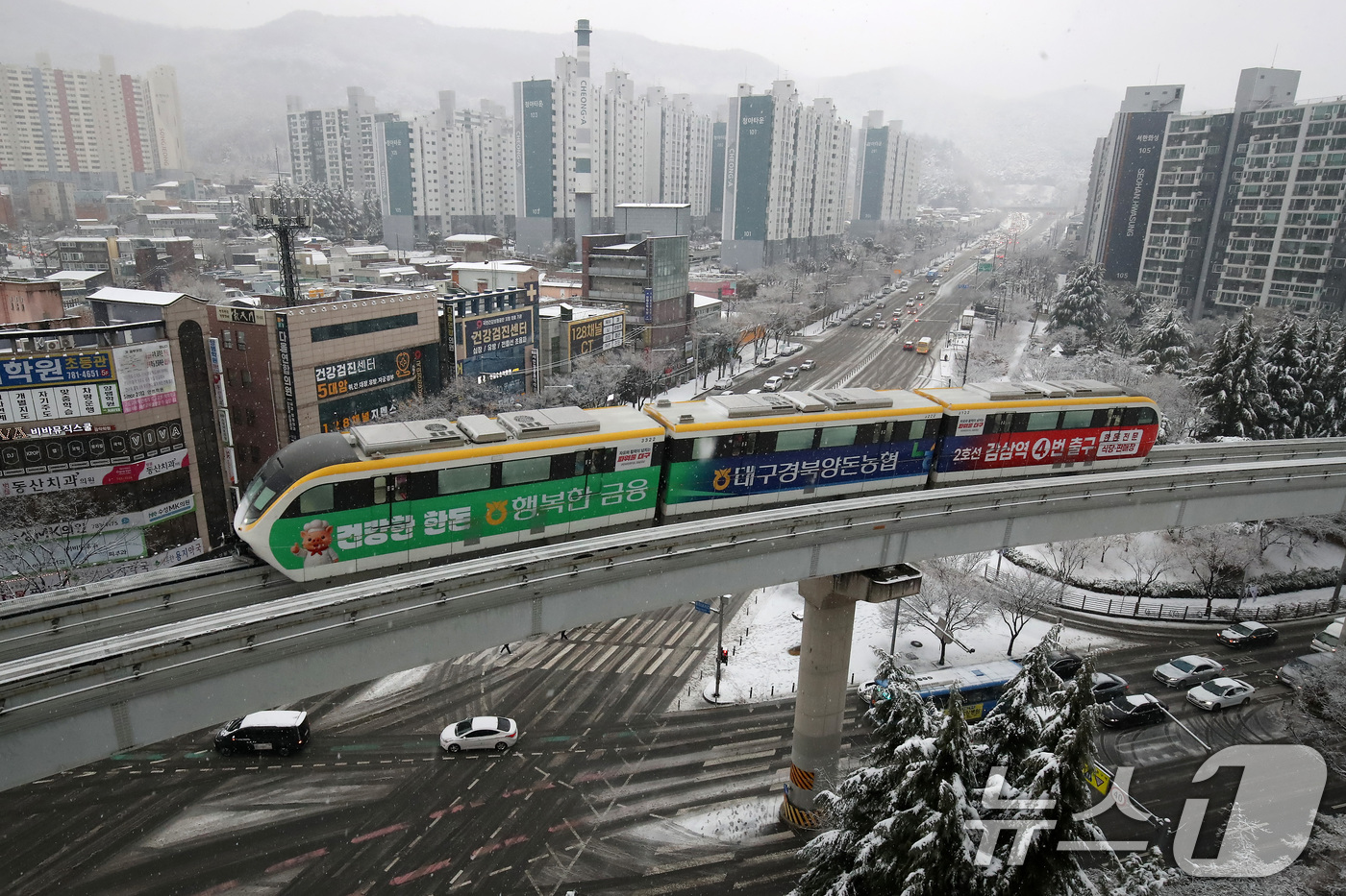 (대구=뉴스1) 공정식 기자 = 24일 오후 대구 도심에 함박눈이 내리는 가운데 '하늘열차'로 불리는 대구도시철도 3호선(모노레일) 열차가 수성구 범물동 인근을 지나고 있다. 20 …