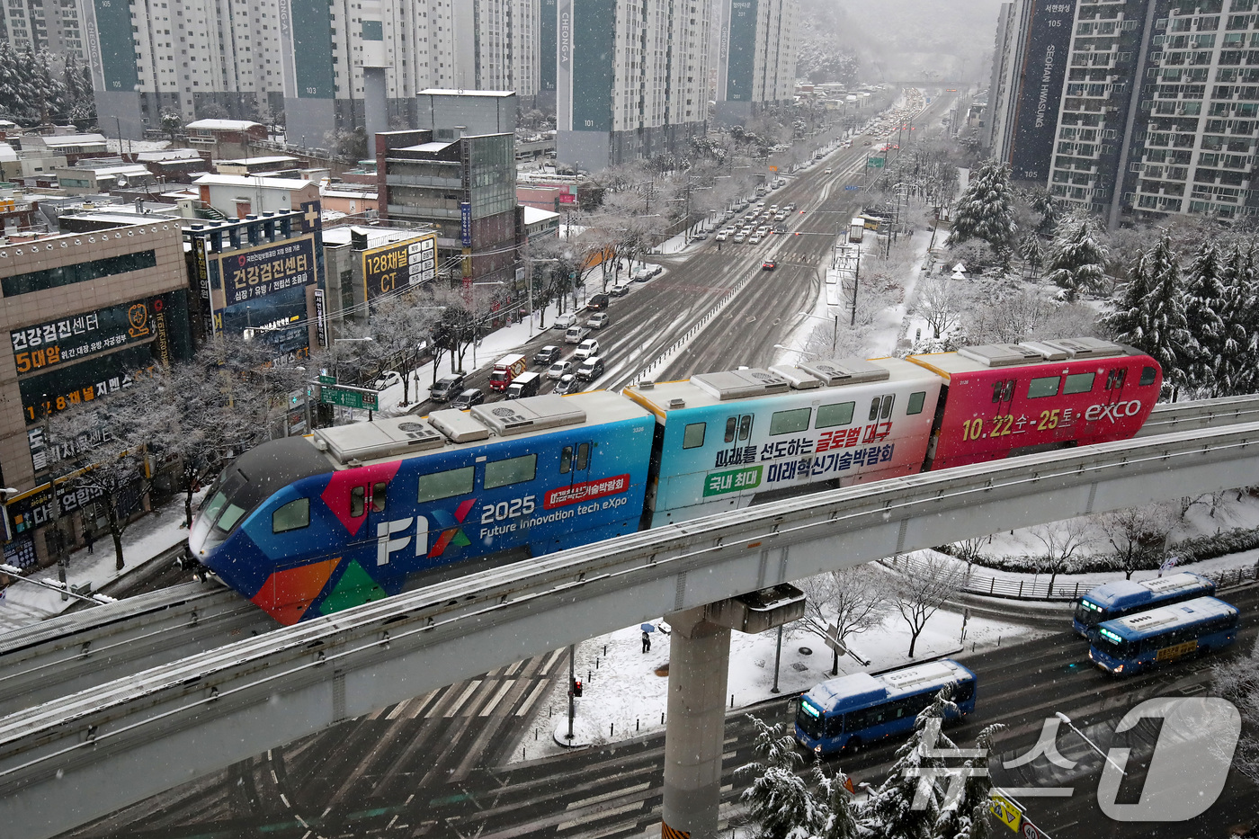 (대구=뉴스1) 공정식 기자 = 24일 오후 대구 도심에 함박눈이 내리는 가운데 '하늘열차'로 불리는 대구도시철도 3호선(모노레일) 열차가 수성구 범물동 인근을 지나고 있다. 20 …