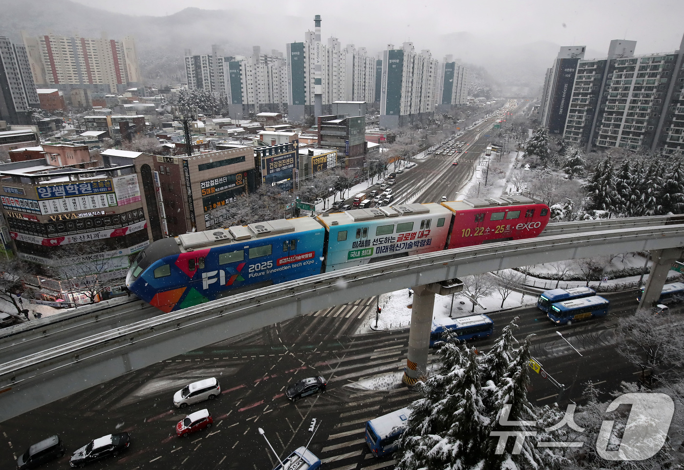 (대구=뉴스1) 공정식 기자 = 24일 오후 대구 도심에 함박눈이 내리는 가운데 '하늘열차'로 불리는 대구도시철도 3호선(모노레일) 열차가 수성구 범물동 인근을 지나고 있다. 20 …