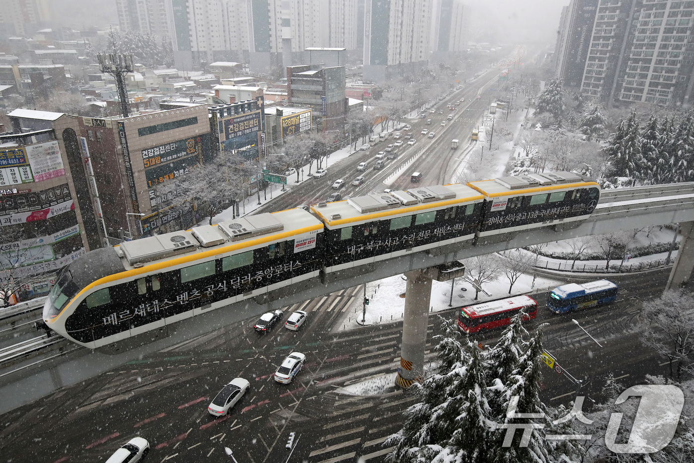 (대구=뉴스1) 공정식 기자 = 24일 오후 대구 도심에 함박눈이 내리는 가운데 '하늘열차'로 불리는 대구도시철도 3호선(모노레일) 열차가 수성구 범물동 인근을 지나고 있다. 20 …