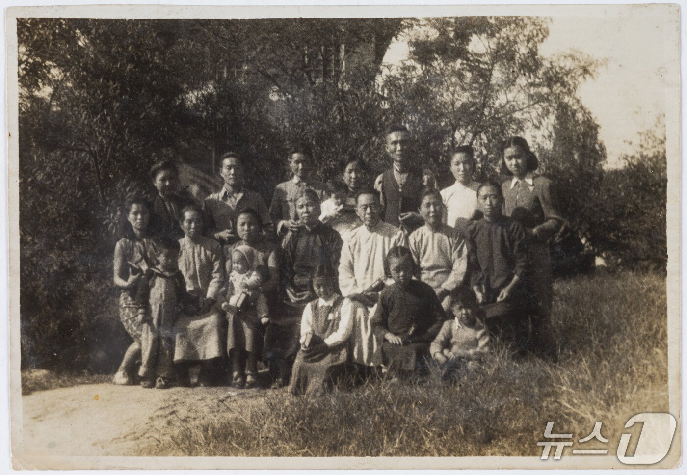 본문 이미지 - 대한민국 임시정부 요인 가족들이 함께 촬영한 단체사진. (독립기념관 제공. 재판매 및 DB금지)