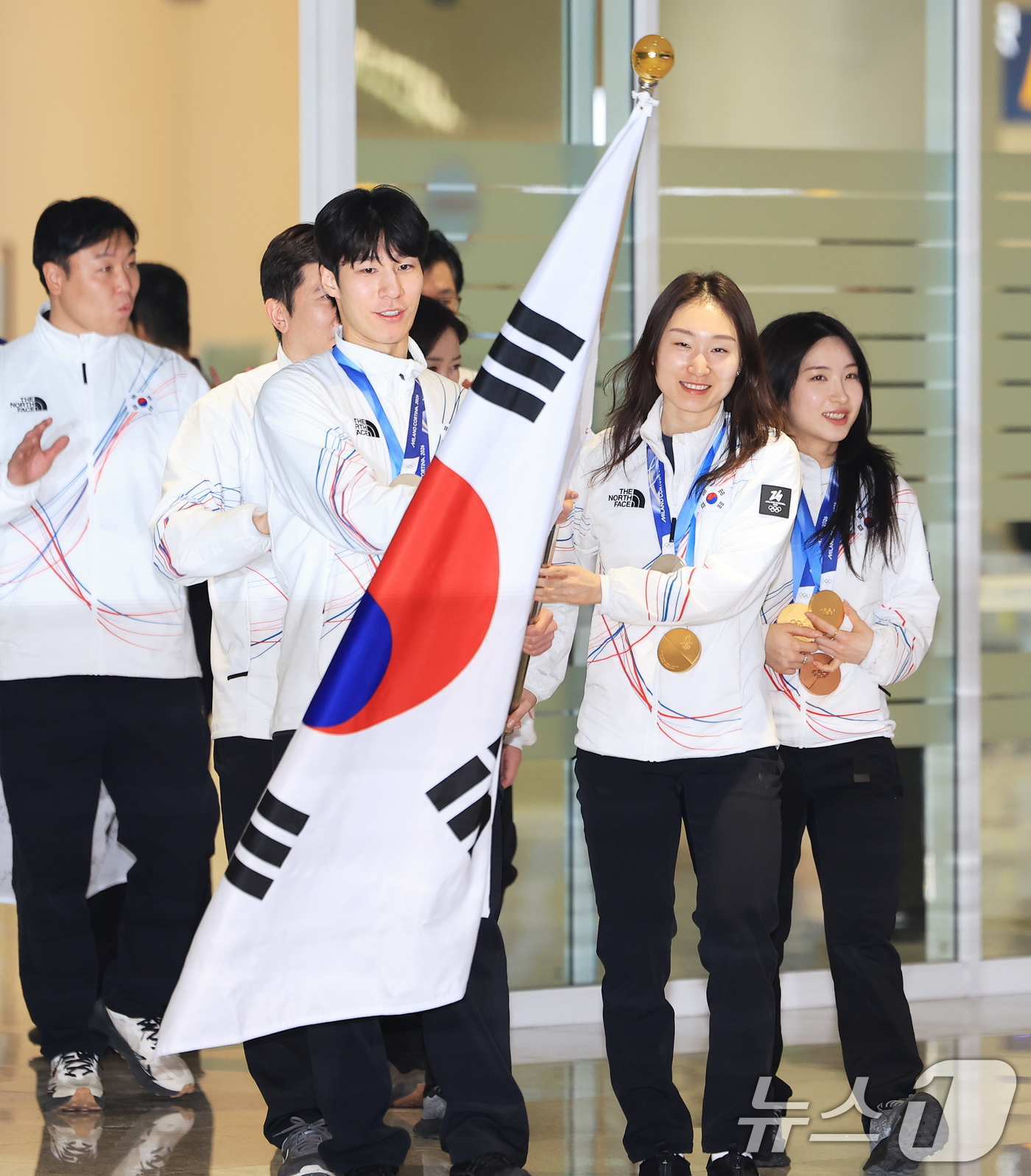 (인천공항=뉴스1) 이호윤 기자 = 쇼트트랙 국가대표 최민정, 김길리, 황대헌을 비롯한 2026 밀라노·코르티나담페초 동계올림픽 선수단이 24일 인천국제공항을 통해 귀국하며 태극기 …