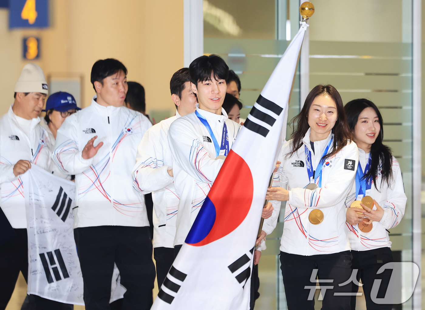 (인천공항=뉴스1) 이호윤　기자 = 쇼트트랙 국가대표 최민정, 김길리, 황대헌을 비롯한 2026 밀라노·코르티나담페초 동계올림픽 선수단이 24일 인천국제공항을 통해 귀국하며 태극기 …