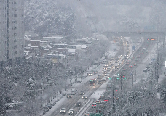 함박눈 내려 퇴근길 정체