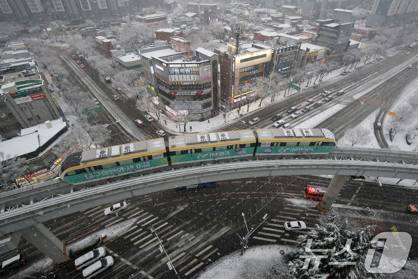(대구=뉴스1) 공정식 기자 = 24일 오후 대구 도심에 함박눈이 내리는 가운데 '하늘열차'로 불리는 대구도시철도 3호선(모노레일) 열차가 수성구 범물동 인근을 지나고 있다. 20 …