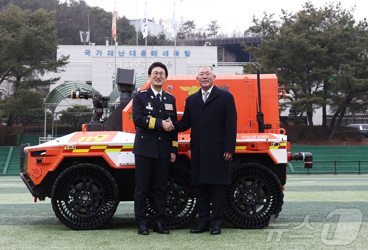 (남양주=뉴스1) 김민지 기자 = 정의선 현대자동차그룹 회장이 24일 경기 남양주시 수도권119특수구조대에서 열린 현대자동차그룹·소방청 무인소방로봇 기증식에서 김승룡 소방청장 직무 …