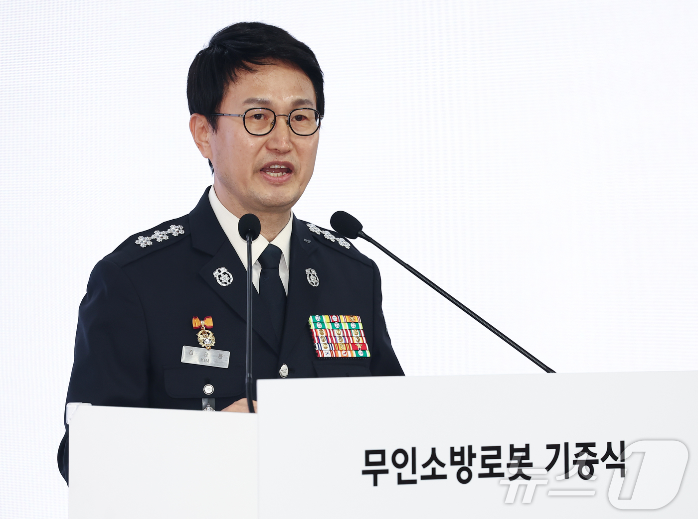 (남양주=뉴스1) 김민지 기자 = 김승룡 소방청장 직무대행이 24일 경기 남양주시 수도권119특수구조대에서 열린 현대자동차그룹·소방청 무인소방로봇 기증식에서 인사말을 하고 있다.