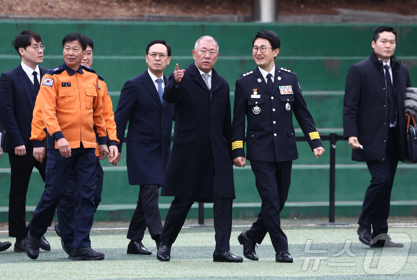 (남양주=뉴스1) 김민지 기자 = 정의선 현대자동차그룹 회장이 24일 경기 남양주시 수도권119특수구조대에서 열린 현대자동차그룹·소방청 무인소방로봇 기증식을 마치고 무인소방로봇 시 …