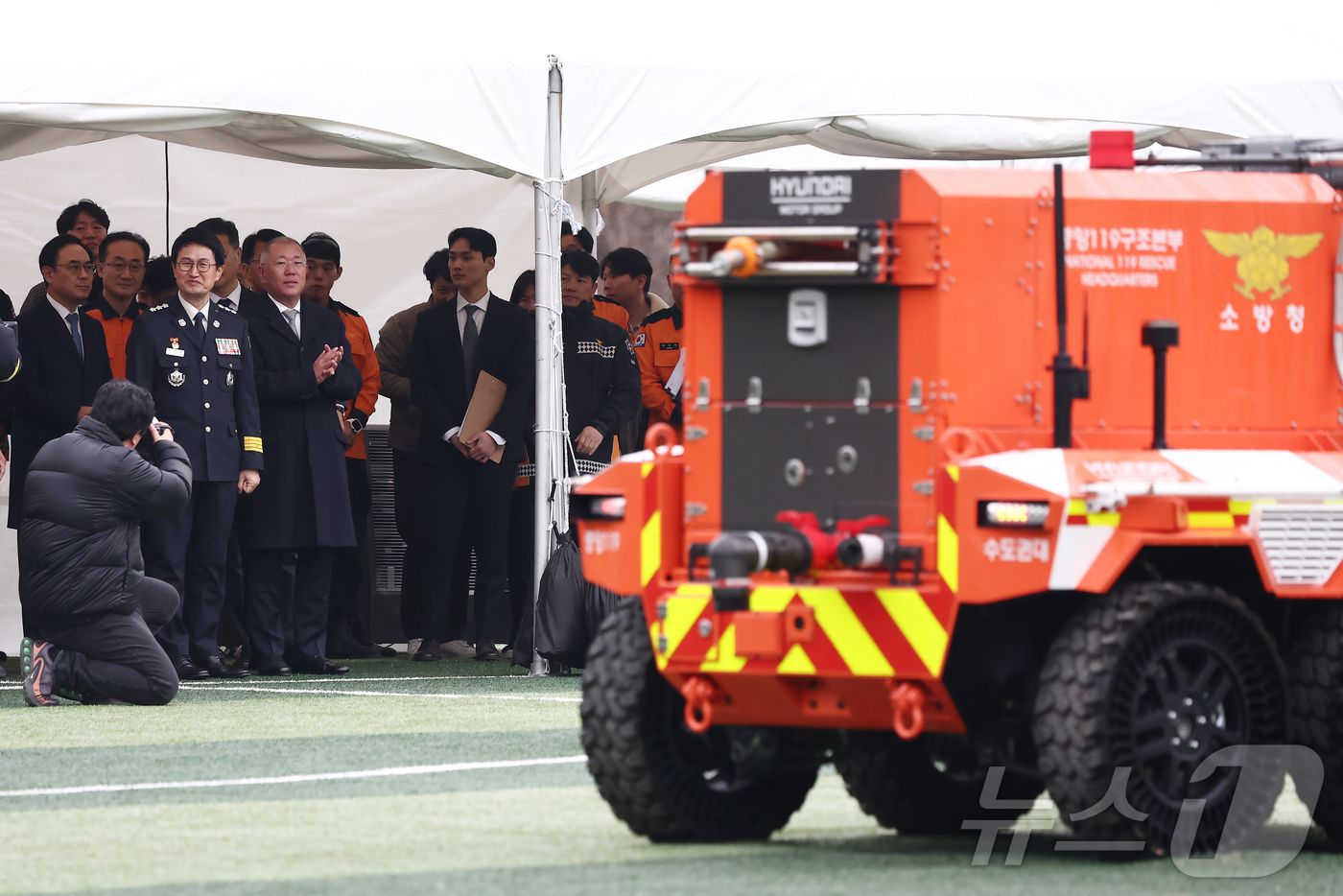 (남양주=뉴스1) 김민지 기자 = 정의선 현대자동차그룹 회장이 24일 경기 남양주시 수도권119특수구조대에서 열린 현대자동차그룹·소방청 무인소방로봇 기증식을 마치고 무인소방로봇 시 …