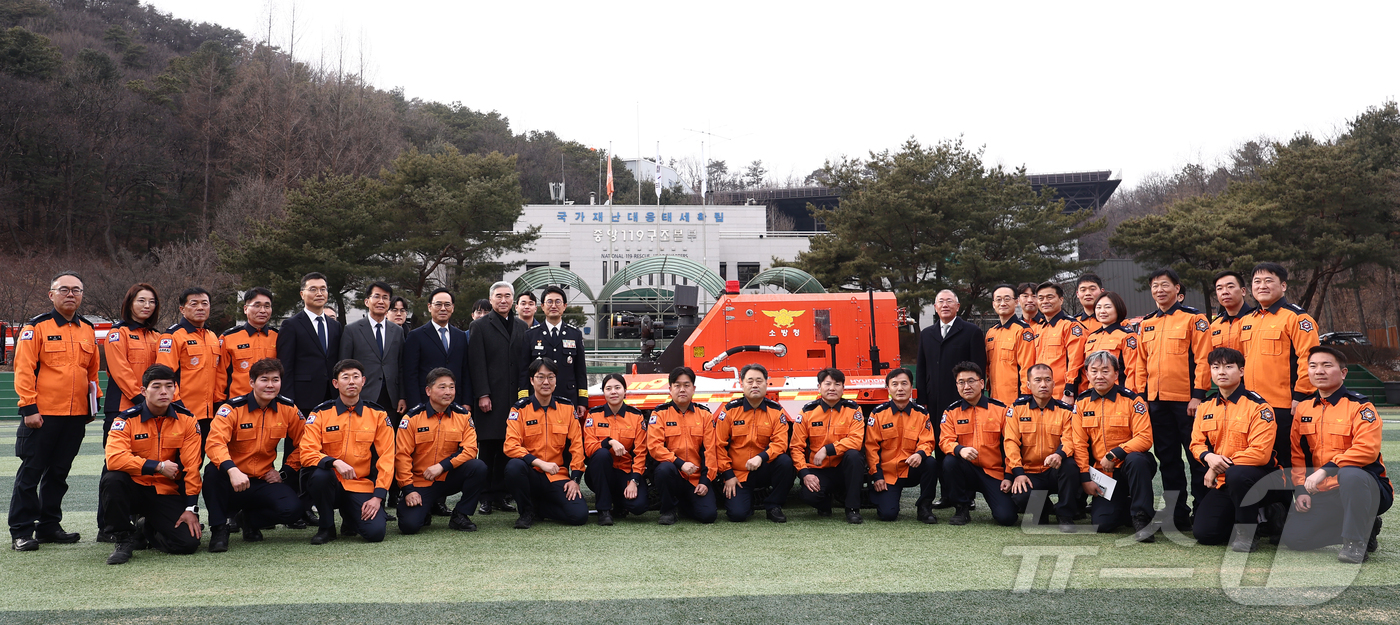 (남양주=뉴스1) 김민지 기자 = 정의선 현대자동차그룹 회장이 24일 경기 남양주시 수도권119특수구조대에서 열린 현대자동차그룹·소방청 무인소방로봇 기증식을 마치고 소방대원들과 기 …