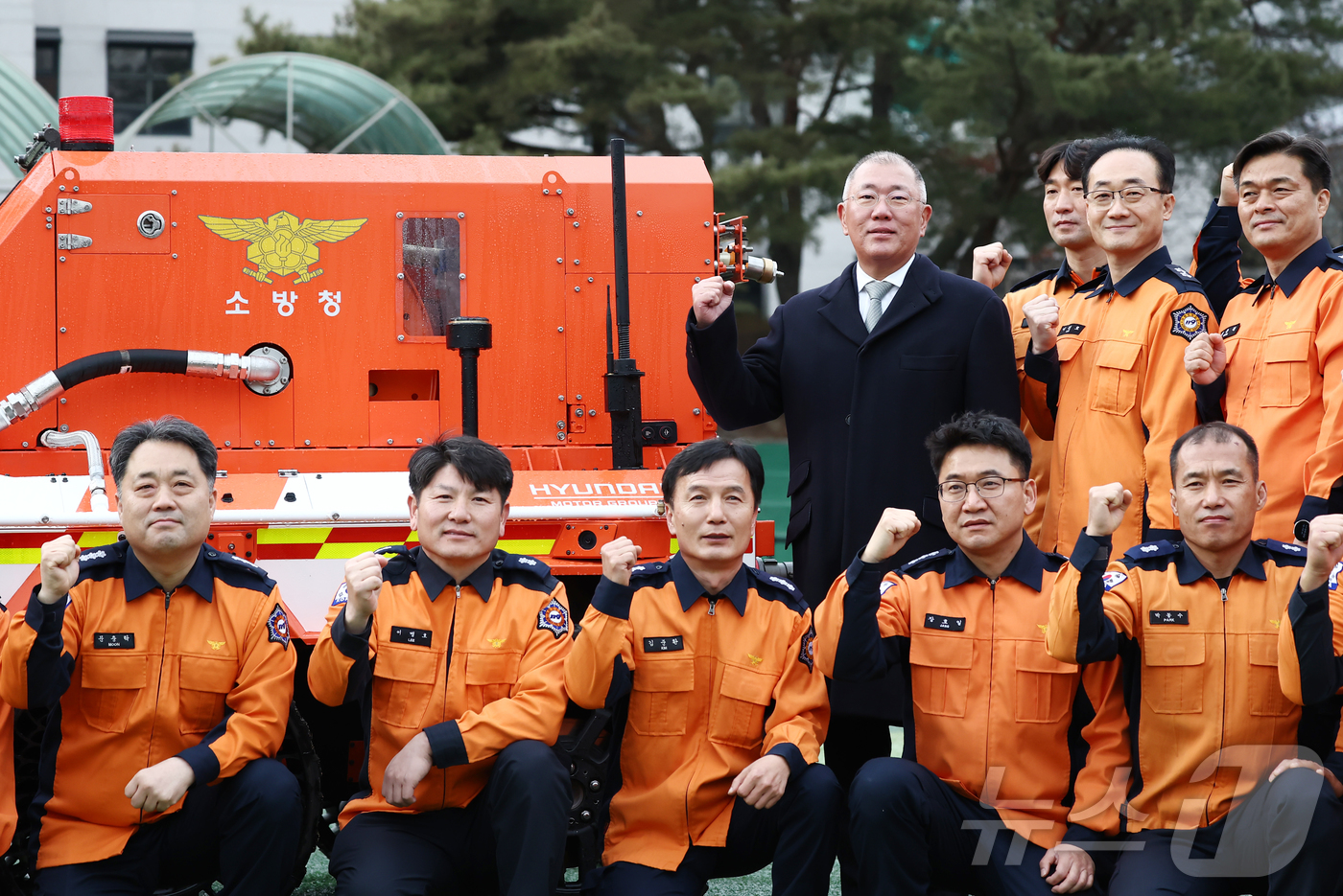 (남양주=뉴스1) 김민지 기자 = 정의선 현대자동차그룹 회장이 24일 경기 남양주시 수도권119특수구조대에서 열린 현대자동차그룹·소방청 무인소방로봇 기증식을 마치고 소방대원들과 기 …