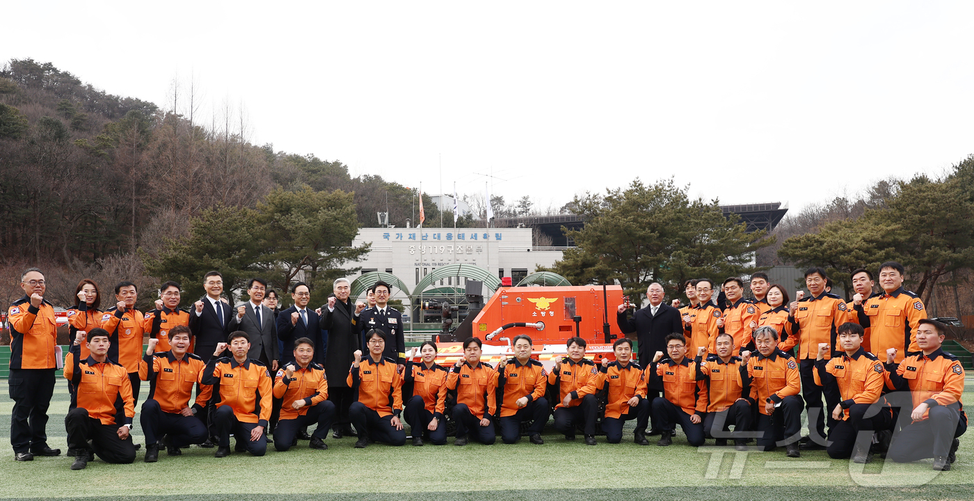 (남양주=뉴스1) 김민지 기자 = 정의선 현대자동차그룹 회장이 24일 경기 남양주시 수도권119특수구조대에서 열린 현대자동차그룹·소방청 무인소방로봇 기증식을 마치고 소방대원들과 기 …