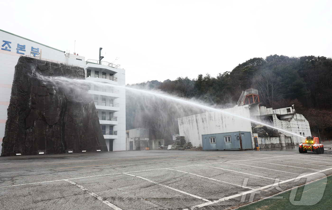 (남양주=뉴스1) 김민지 기자 = 24일 경기 남양주시 수도권119특수구조대에서 열린 현대자동차그룹·소방청 무인소방로봇 기증식 및 화재 현장 시연 행사에서 현대자동차의 무인소방로봇 …