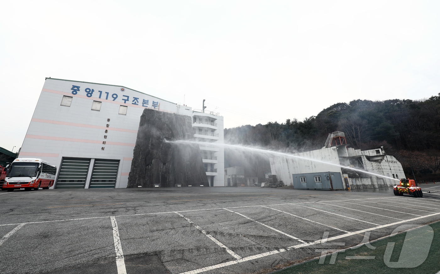 (남양주=뉴스1) 김민지 기자 = 24일 경기 남양주시 수도권119특수구조대에서 열린 현대자동차그룹·소방청 무인소방로봇 기증식 및 화재 현장 시연 행사에서 현대자동차의 무인소방로봇 …