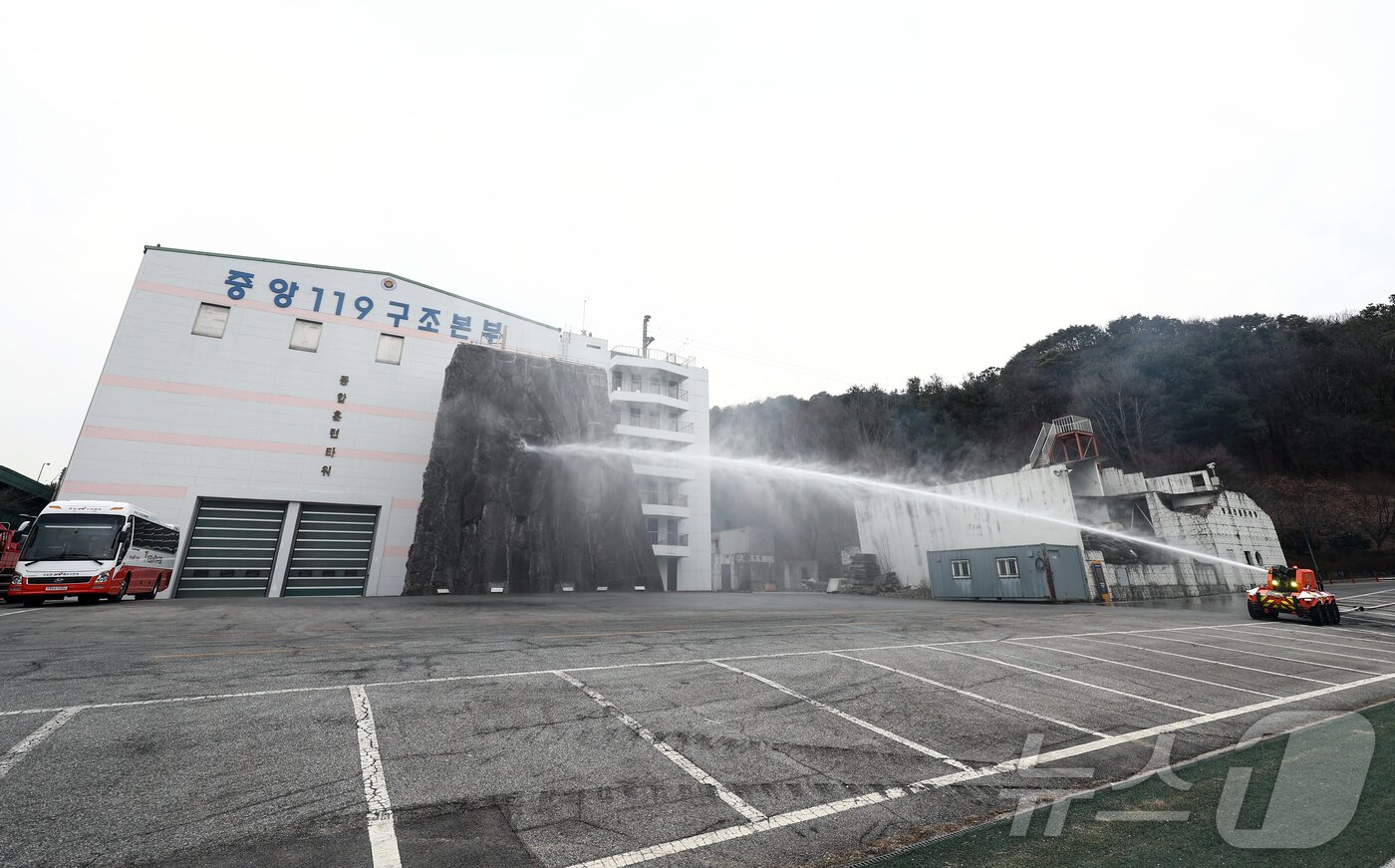 본문 이미지 - 24일 경기 남양주시 수도권119특수구조대에서 열린 현대자동차그룹·소방청 무인소방로봇 기증식 및 화재 현장 시연 행사에서 현대자동차의 무인소방로봇이 거센 물줄기를 뿜고 있다. ⓒ 뉴스1 김민지 기자