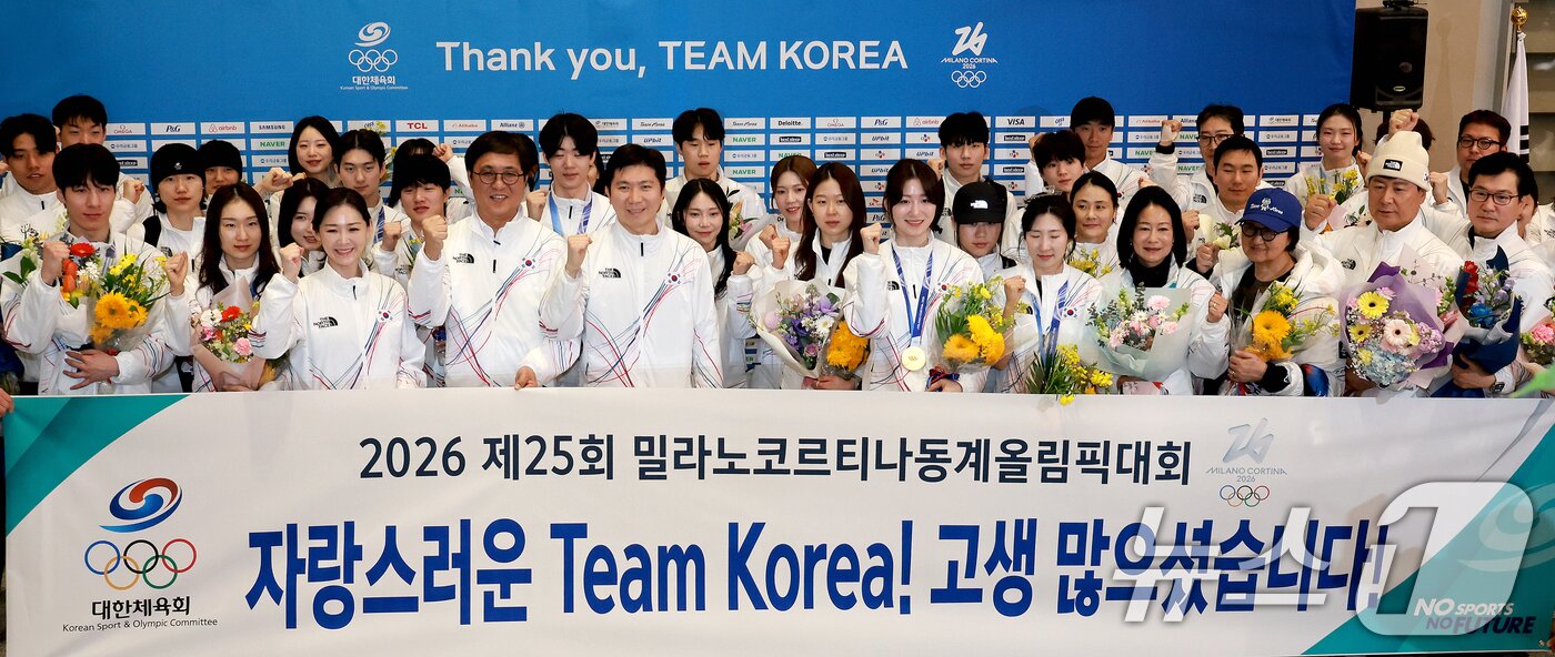 본문 이미지 - 최휘영 문화체육관광부 장관, 유승민 대한체육회 회장, 이수경 선수단장 등이 24일 인천국제공항 제2여객터미널에서 2026 밀라노-코르티나담페초 동계올림픽 국가대표 선수단과 함께 기념 촬영하고 있다. 대한민국은 2026 밀라노·코르티나담페초 동계올림픽에서 총 10개의 메달(금 3, 은 4, 동 3)과 종합순위 13위를 기록했다. 2026.2.24 ⓒ 뉴스1 이호윤 기자