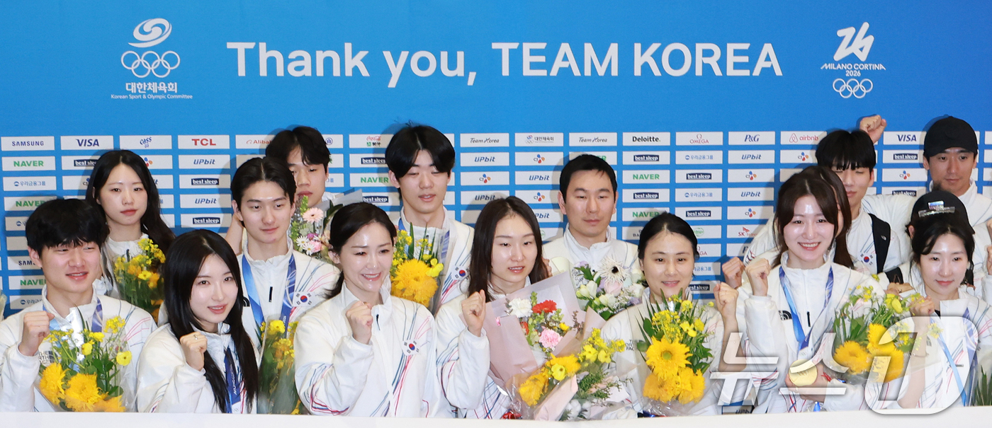 (인천공항=뉴스1) 이호윤 기자 = 최휘영 문화체육관광부 장관, 유승민 대한체육회 회장, 이수경 선수단장 등이 24일 인천국제공항 제2여객터미널에서 2026 밀라노-코르티나담페초 …