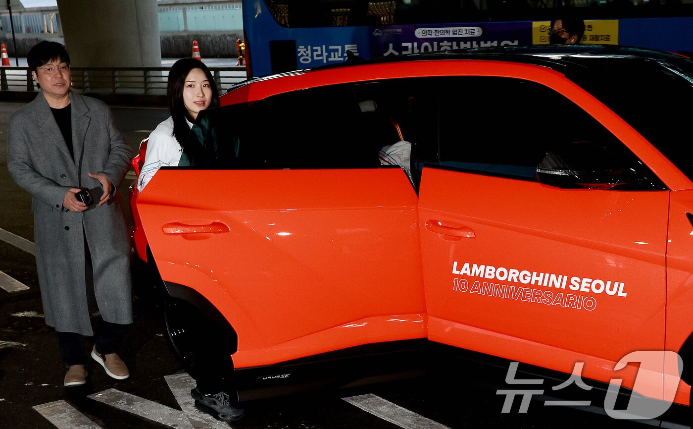본문 이미지 - 쇼트트랙 여자 1500m, 여자 3000m 계주 금메달로 2관왕을 차지한 김길리가 24일 인천국제공항을 통해 귀국해 람보르기니에 탑승하고 있다. 쇼트트랙 김길리의 별명은 '람보르길리'로 람보르기니의 슈퍼카처럼 빠른 스피드를 자랑하기 때문에 붙여진 별명이다. 2026.2.24 ⓒ 뉴스1 이호윤 기자