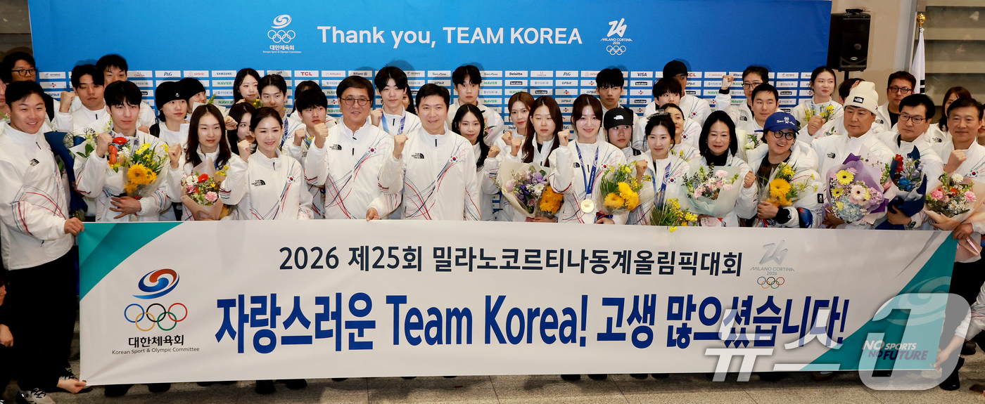 (인천공항=뉴스1) 이호윤 기자 = 최휘영 문화체육관광부 장관, 유승민 대한체육회 회장, 이수경 선수단장 등이 24일 인천국제공항 제2여객터미널에서 2026 밀라노-코르티나담페초 …