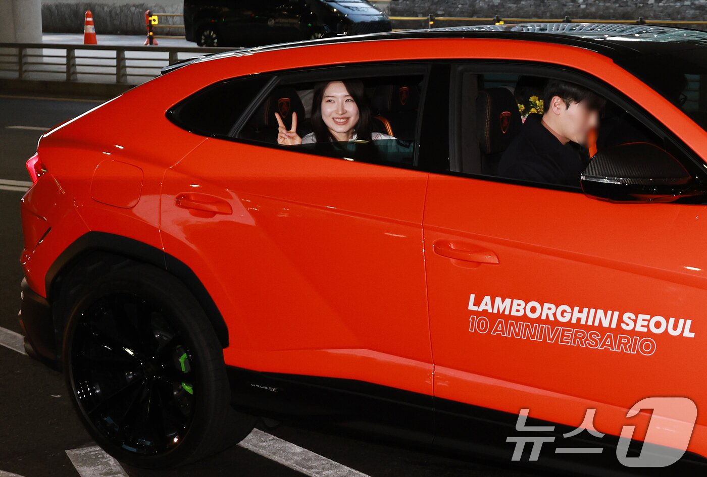본문 이미지 - 쇼트트랙 여자 1500m, 여자 3000m 계주 금메달로 2관왕을 차지한 김길리가 24일 인천국제공항을 통해 귀국해 람보르기니에 탑승하고 있다. 쇼트트랙 김길리의 별명은 '람보르길리'로 람보르기니의 슈퍼카처럼 빠른 스피드를 자랑하기 때문에 붙여진 별명이다. 2026.2.24 ⓒ 뉴스1 이호윤 기자