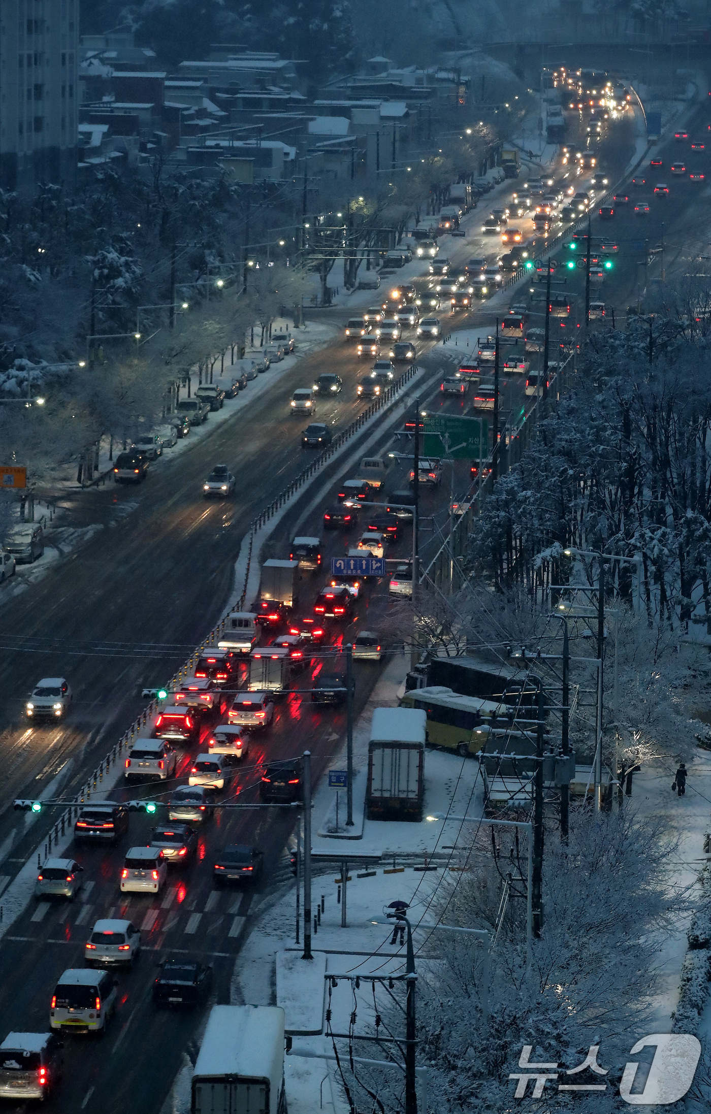 (대구=뉴스1) 공정식 기자 = 24일 오후 대구 수성구 범안로 앞산터널 방면 퇴근길 차량이 함박눈에 갇혀 정체를 빚고 있다. 2026.2.24/뉴스1