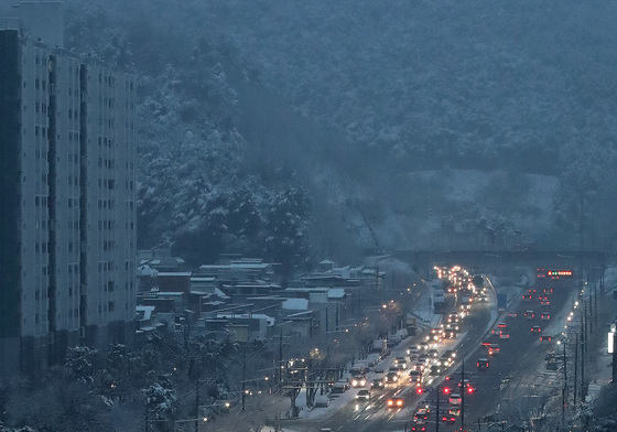 대구 도심 함박눈, 정체 빚는 퇴근길