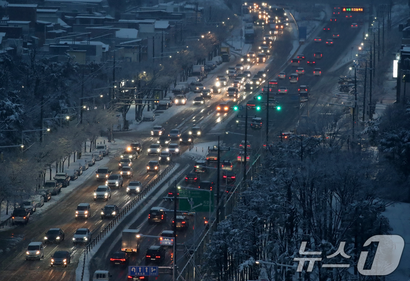 (대구=뉴스1) 공정식 기자 = 24일 오후 대구 수성구 범안로 앞산터널 방면 퇴근길 차량이 함박눈에 갇혀 정체를 빚고 있다. 2026.2.24/뉴스1