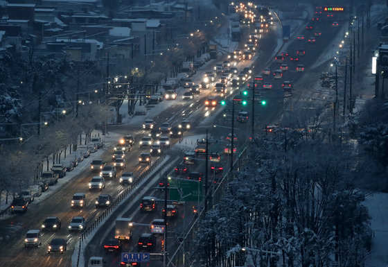 대구, 기습 폭설에 시민들 퇴근길 '대란'…적설량 3.9㎝