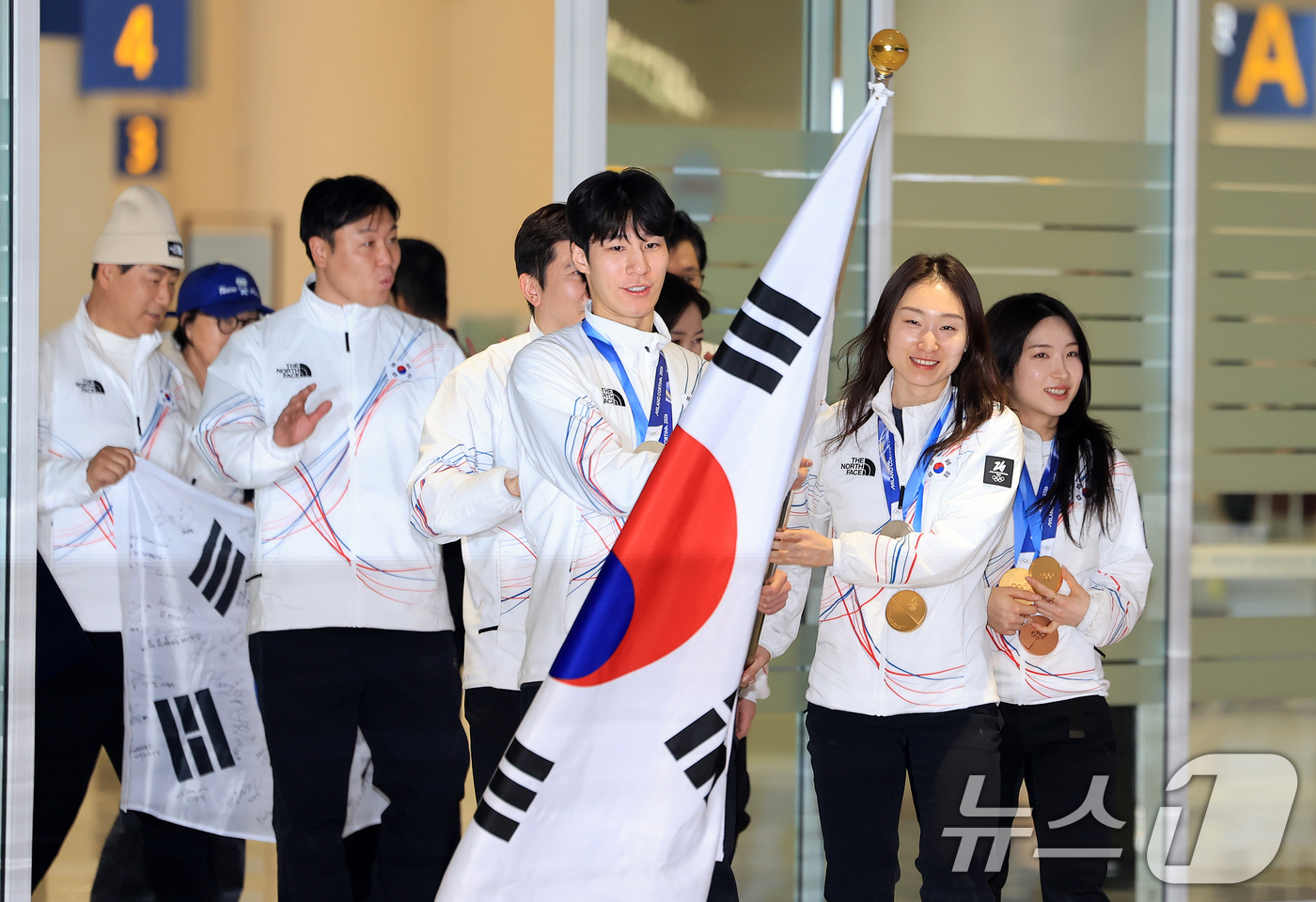 (인천공항=뉴스1) 이호윤 기자 = 쇼트트랙 최민정, 황대헌, 김길리 등 대한민국 국가대표팀이 2026 밀라노·코르티나담페초 동계올림픽을 마치고 24일 인천국제공항을 통해 귀국해 …
