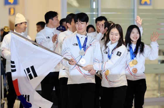 [뉴스1 PICK]밀라노 태극전사들, 태극기 흔들며 '금의환향'