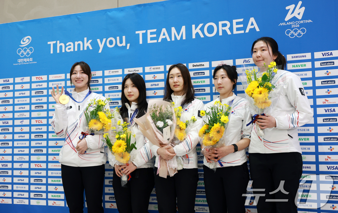 (인천공항=뉴스1) 이호윤 기자 = 쇼트트랙 여자 3,000m 계주 금메달리스트인 노도희(왼쪽부터), 김길리, 최민정, 이소연, 심석희가 24일 인천국제공항 제2여객터미널에서 20 …