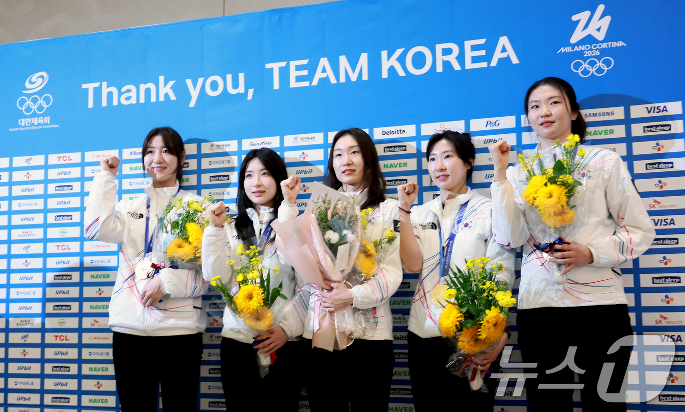 (인천공항=뉴스1) 이호윤 기자 = 쇼트트랙 여자 3,000m 계주 금메달리스트인 노도희(왼쪽부터), 김길리, 최민정, 이소연, 심석희가 24일 인천국제공항 제2여객터미널에서 20 …