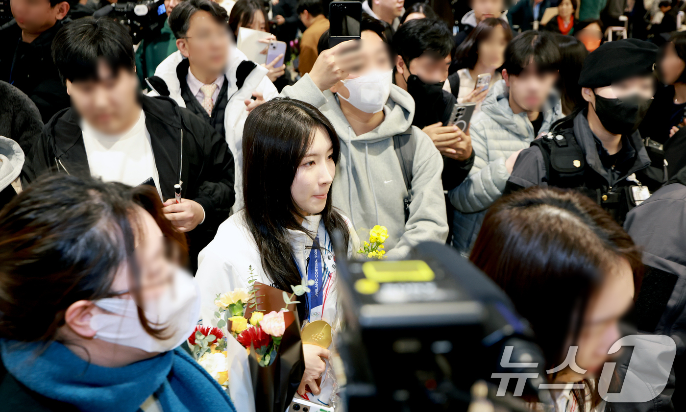 (인천공항=뉴스1) 이호윤 기자 = 쇼트트랙 여자 1500m, 여자 3000m 계주 금메달로 2관왕을 차지한 김길리가 24일 인천국제공항을 통해 귀국하고 있다. 2026.2.24/ …
