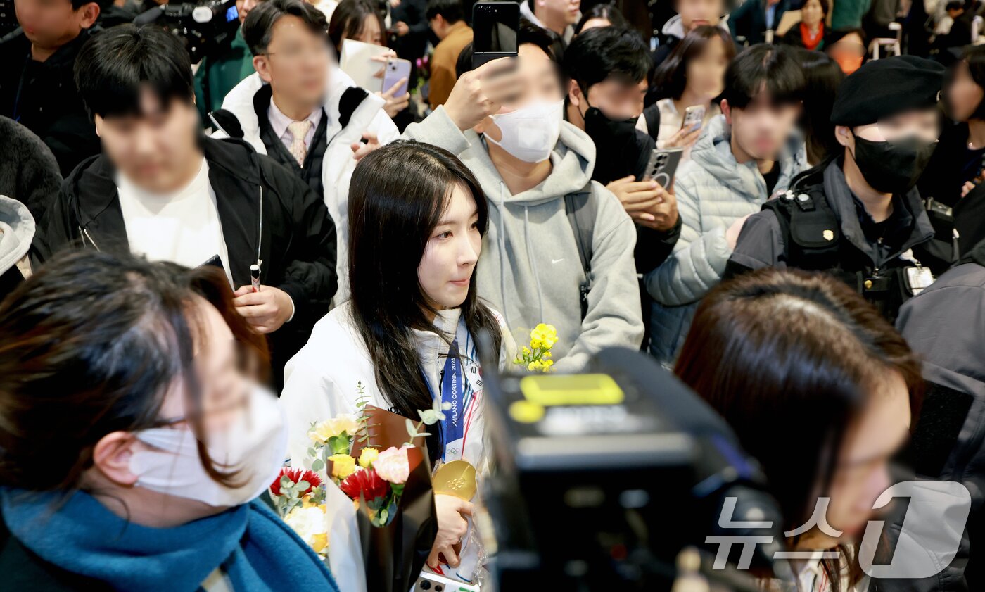 본문 이미지 - 쇼트트랙 여자 1500m, 여자 3000m 계주 금메달로 2관왕을 차지한 김길리가 24일 인천국제공항을 통해 귀국하고 있다. 2026.2.24 ⓒ 뉴스1 이호윤 기자
